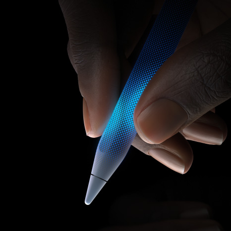 Kasutaja hoiab käes Apple Pencil Prod. Apple Pencili otsa juures olev ala on puutetundlik, tutvustades haptilist tagasisidet