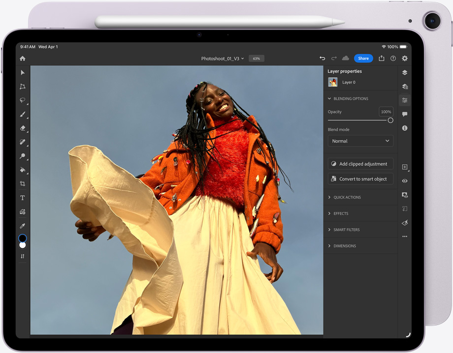 iPad Air, esivaade, Apple Pencil Pro ülaosas, ekraanil Adobe Photoshop, redigeeritav pilt