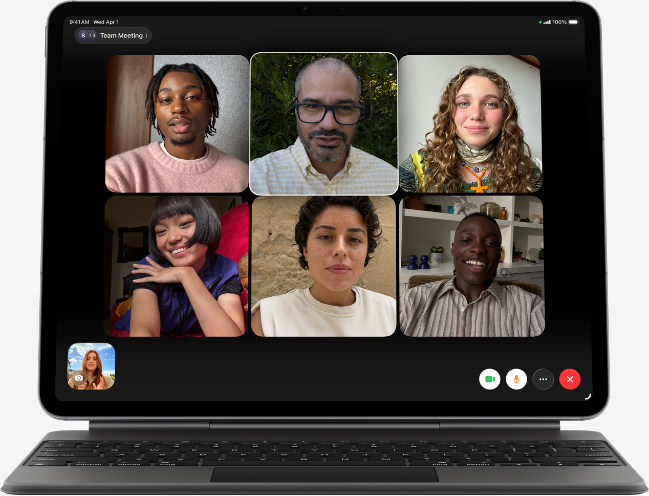 iPad Air, esivaade, Magic Keyboard, must, ekraanil FaceTime’i videokõne mitme osalejaga