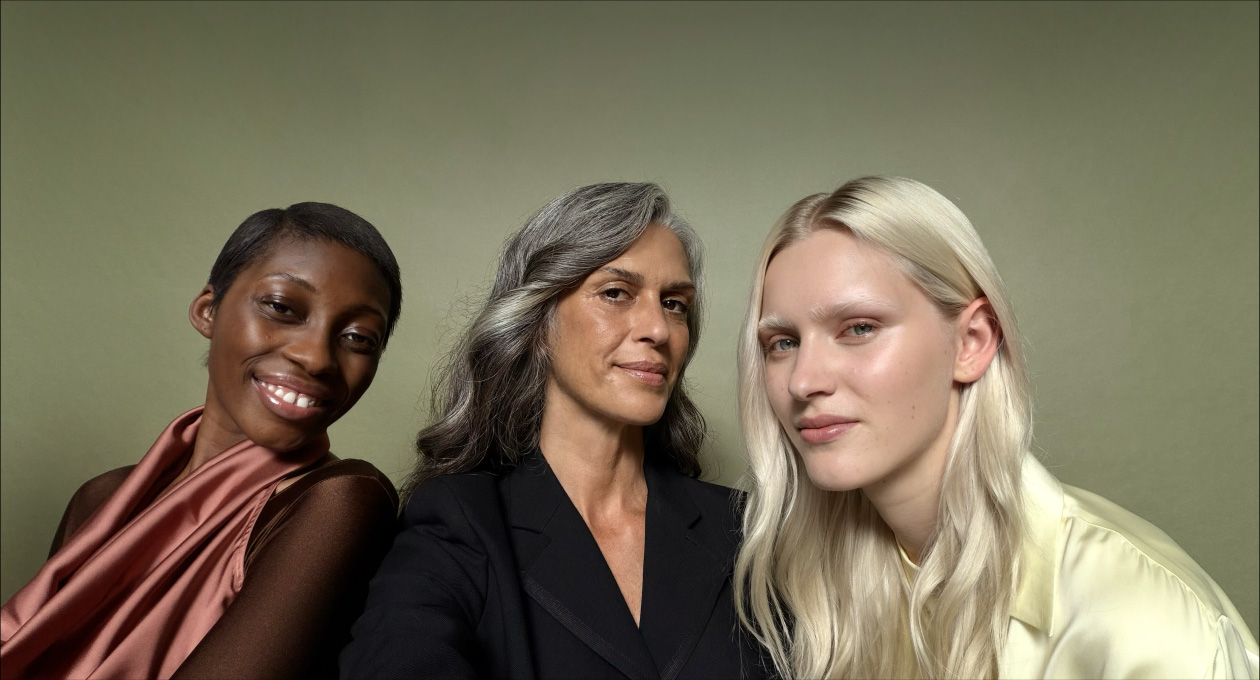 App Appareil photo de l’iPhone 17 Pro, fonctionnalité Cadre centré pour les photos illustrant comment prendre un selfie d’un groupe de personnes dont les visages sont mis en évidence