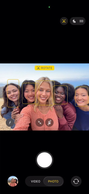 iPhone 17 Pro ekraanil näidatakse Center Stage fotofunktsiooni ja kuidas teha grupiselfiet, inimeste näod esile tõstetud