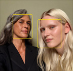 Funzione Inquadratura automatica per le foto in uso, mentre evidenzia i volti delle persone