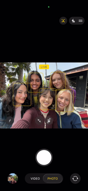 iPhone 17の前面の画面に、写真のセンターフレームの機能を使ったグループセルフィーが表示されている