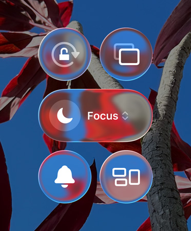 Écran d’accueil coloré d’un iPhone avec des apps et widgets Liquid Glass transparents
