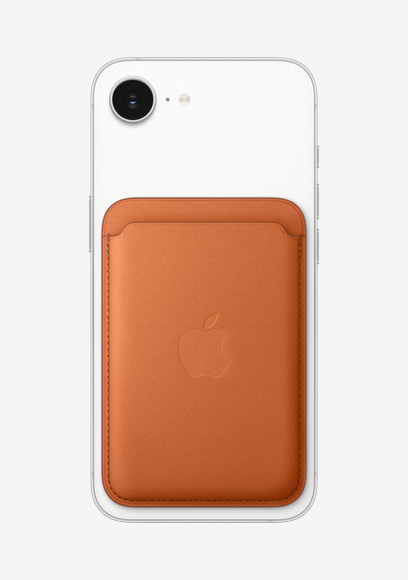 Achterkant van iPhone 17e in de kleur wit, FineWoven kaarthouder met MagSafe in de kleur Oranjerood, Fusion-camera bovenin