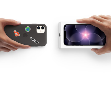 Naast elkaar: een hand die iPhone 11 in een siliconenhoesje met stickers op de achterkant vasthoudt en een hand die een nieuwe iPhone 17e in de verpakking vasthoudt als voorstelling van inruilen