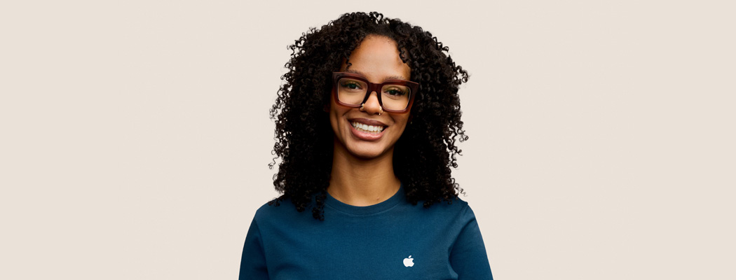Glimlachende Apple Specialist met een vriendelijke uitstraling