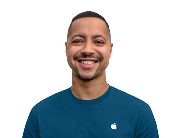 Smiling Apple Specialist with an approachable demeanor