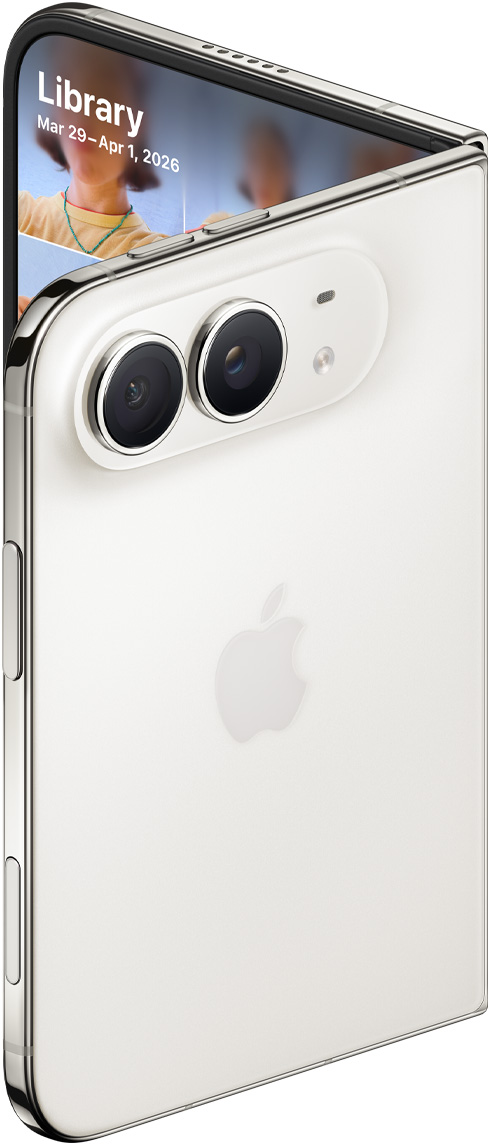 少し開いた状態のスターホワイトのiPhone Duoの背面の外観。上部の隅に48MP Dual Fusionバックカメラ、2つのレンズ、マイク、フラッシュがある