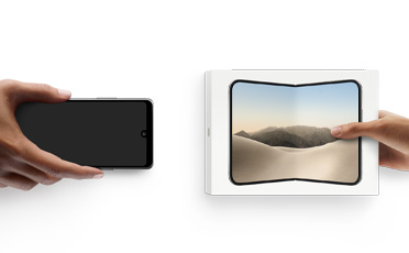 スマートフォンを交換する2つの手。左側に箱のないAndroidがあり、右側に箱に入った新しいiPhone Duoがある