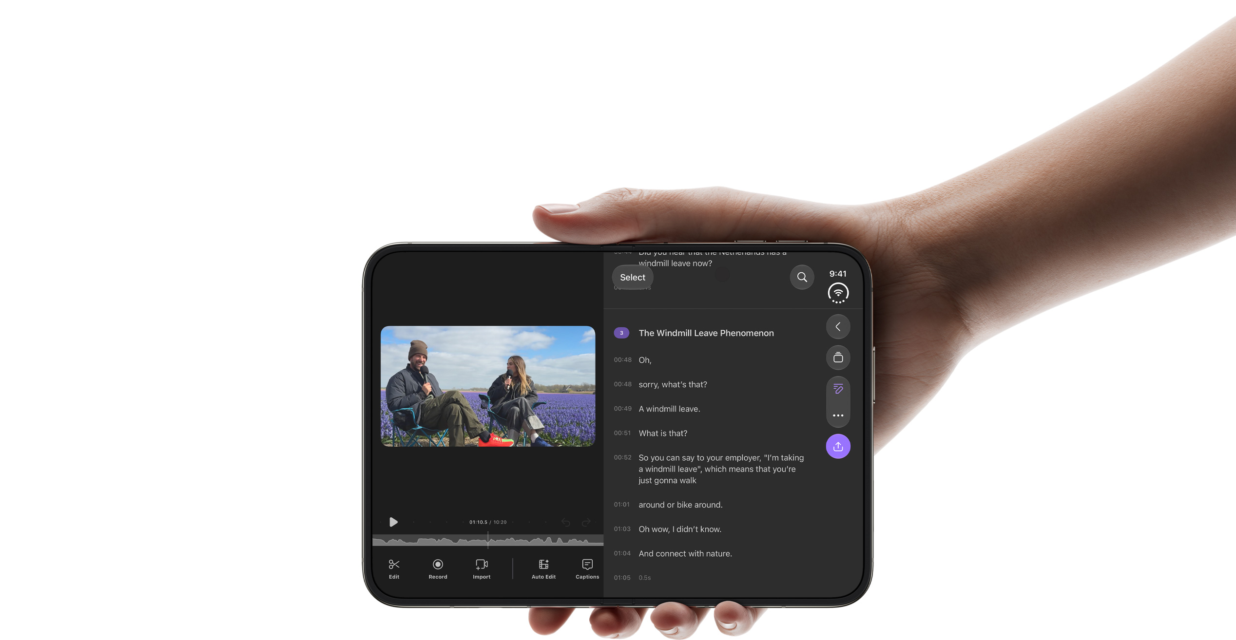 横向きに開いた状態のiPhone Duoのディテール。インナーディスプレイにAI編集アプリが表示されている