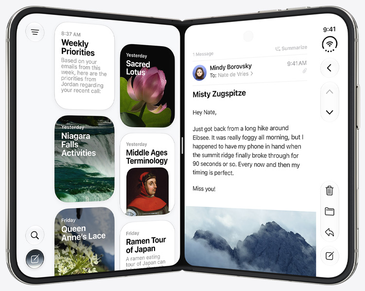 iPhone Duoが本のように開いた状態で立てられている。左側のパネルにはSiriアプリ、右側のパネルにはメッセージアプリが表示されている