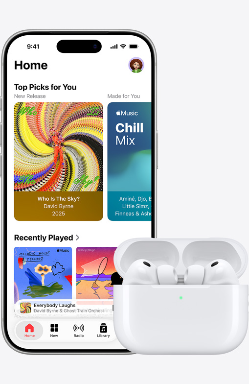 iPhone 17 Pro, esikülg, koos avakuvaga on avatud rakendus Apple Music, selle kõrval on AirPods Pro 3 kõrvaklapid avatud MagSafe laadimiskarbis