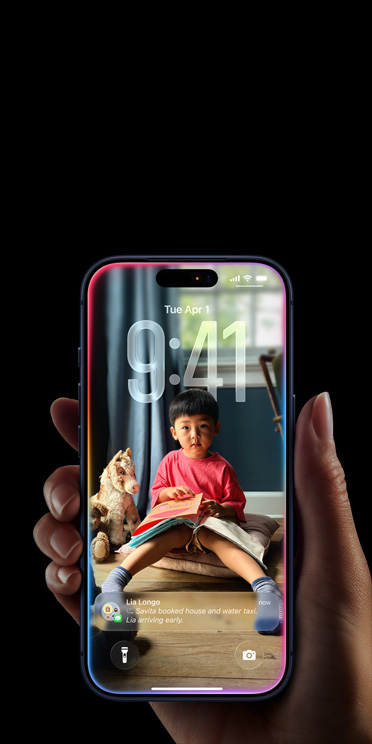 Écran d’un iPhone, design tout écran avec Liquid Glass, disponible sous iOS 26