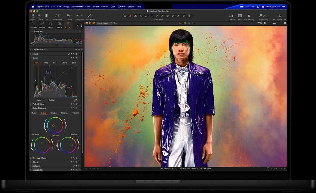 Pantalla de un MacBook Pro que muestra la edición de la foto de una persona en Capture One