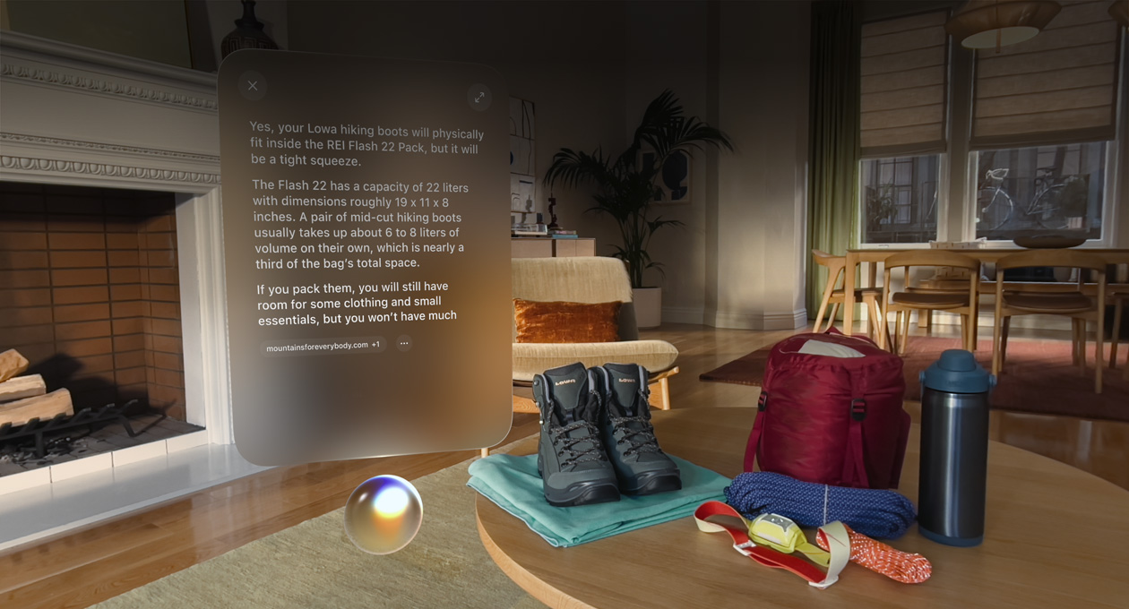 Apple Vision Proのビュー。登山靴とそのほかのアウトドア用品が見えており、その左側に、登山靴がバックパックに収まるかどうかについてSiriとやり取りしている会話が表示されている