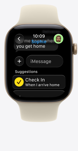 Apple Watch Series 12，淺金色鋁金屬錶殼，配搭沙色 (淺杏啡色) 運動錶帶，螢幕顯示 iMessage 內的報平安建議